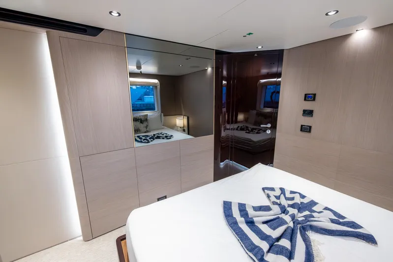 Captain Morgan II Yacht Photos Pics 