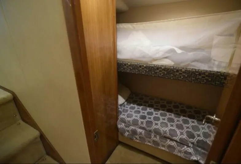 Burnin Daylight Yacht Photos Pics Bunk beds in 2006 Hatteras 50 Convertible yacht cabin.