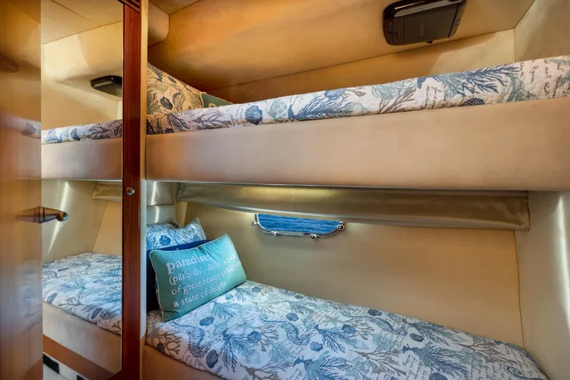 My Sirena Yacht Photos Pics Bunk beds in 2008 Sunseeker Manhattan 70 yacht cabin with floral bedding.