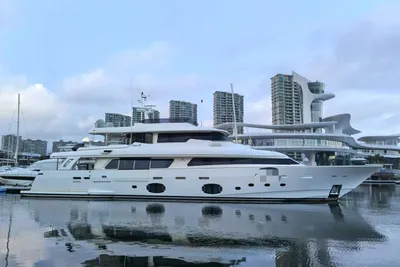 Custom Line Navetta 33