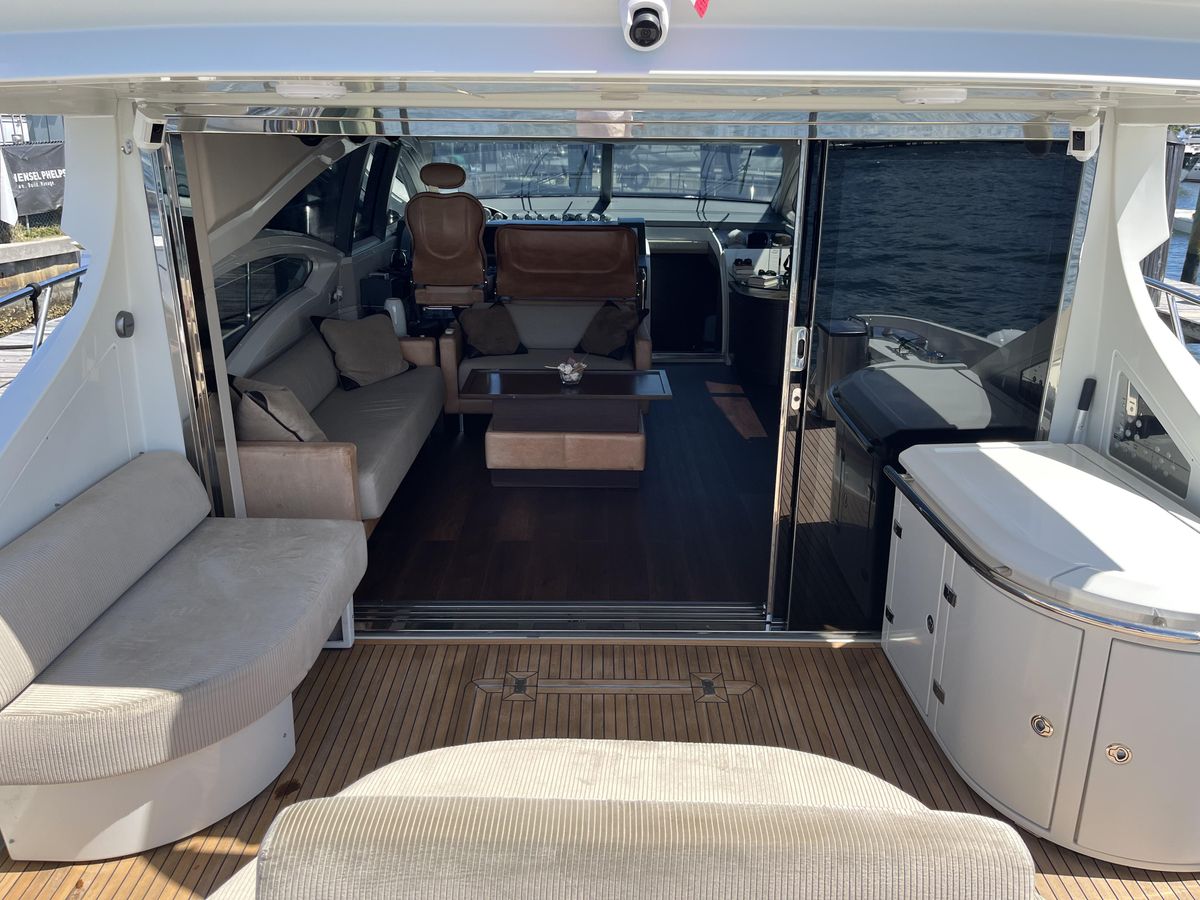 2008 Azimut 62 