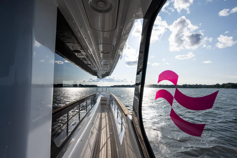 Vesper Lynd Yacht Photos Pics 