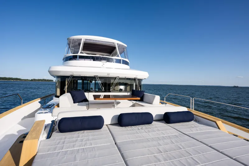 Vesper Lynd Yacht Photos Pics 