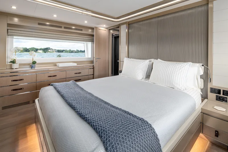 Vesper Lynd Yacht Photos Pics 