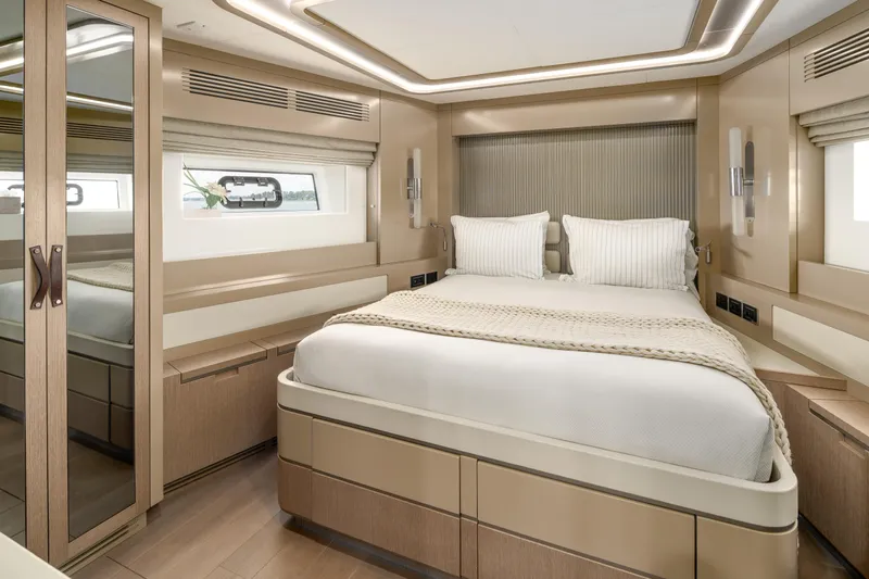 Vesper Lynd Yacht Photos Pics 