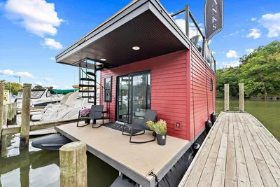 Custom Hanks 26 Houseboat