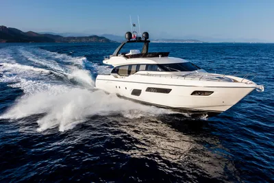 2016 Ferretti Yachts 700