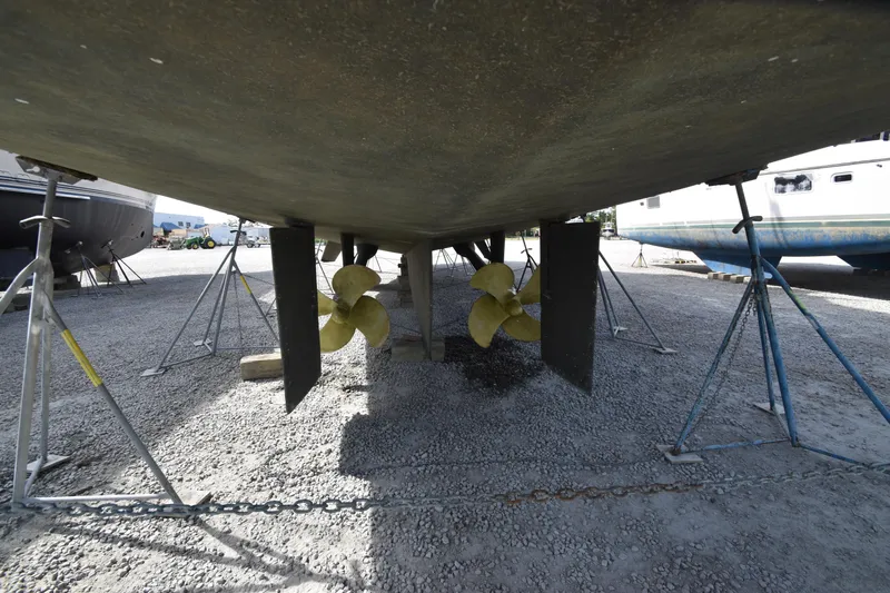 4 Umbrellas Yacht Photos Pics 