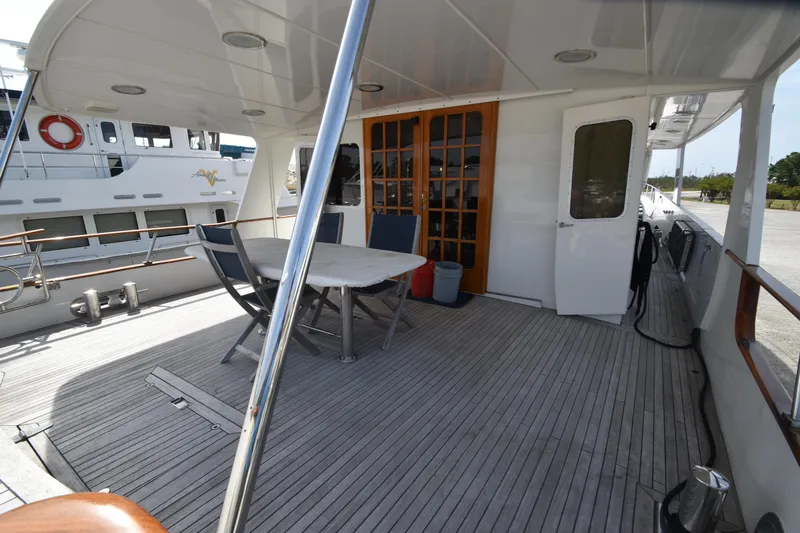 4 Umbrellas Yacht Photos Pics 