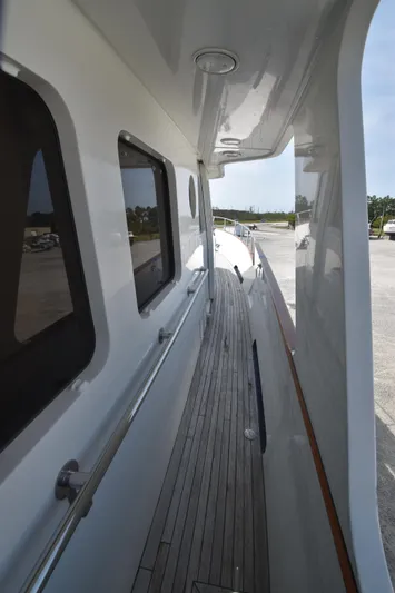 4 Umbrellas Yacht Photos Pics 