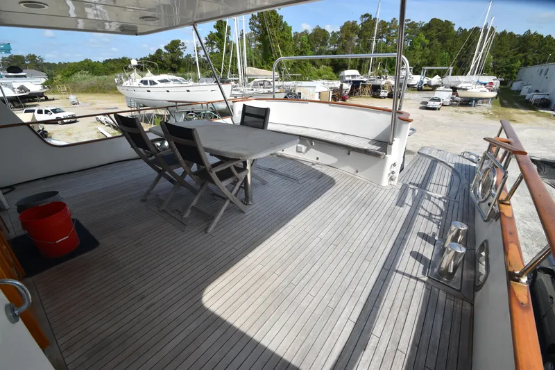 4 Umbrellas Yacht Photos Pics 