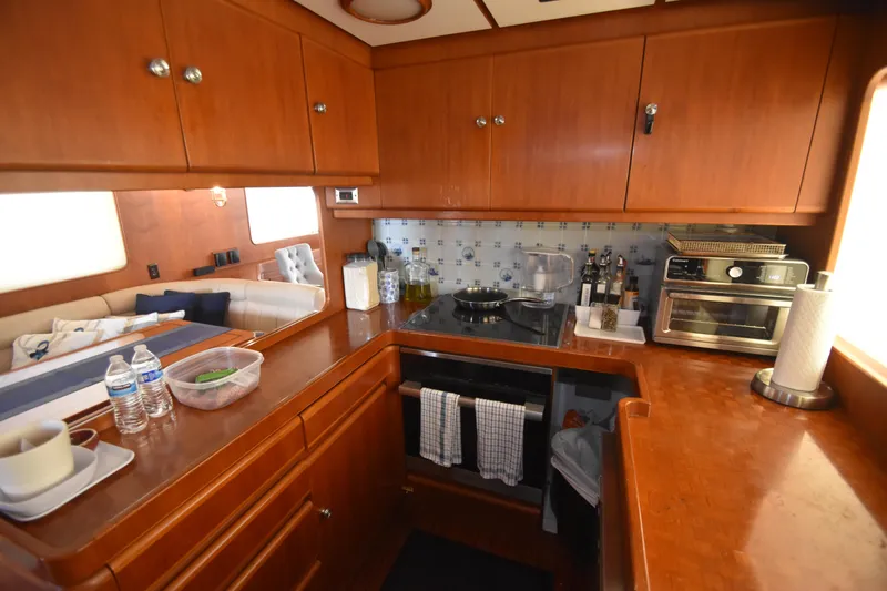 4 Umbrellas Yacht Photos Pics 