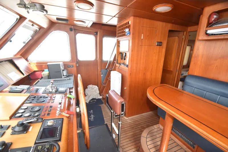 4 Umbrellas Yacht Photos Pics 