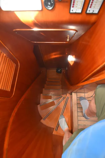 4 Umbrellas Yacht Photos Pics 