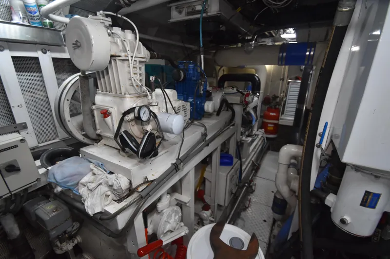 4 Umbrellas Yacht Photos Pics 