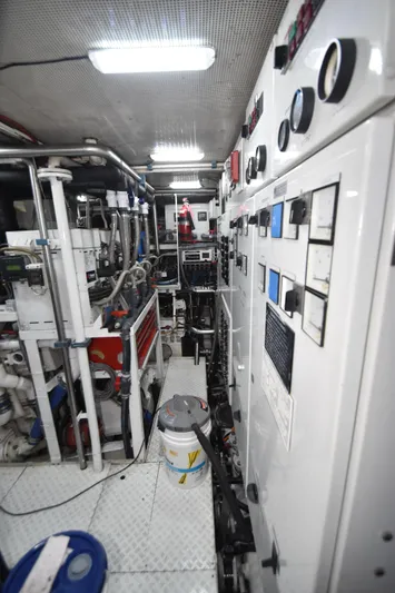 4 Umbrellas Yacht Photos Pics 