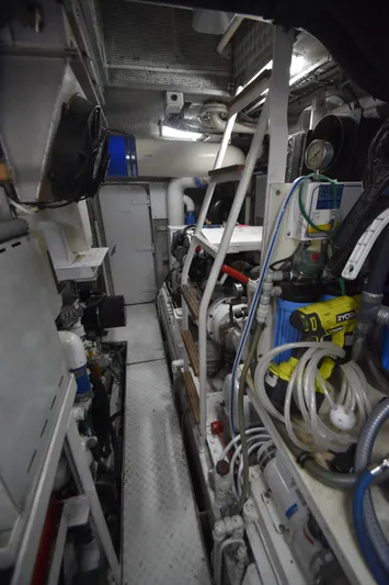 4 Umbrellas Yacht Photos Pics 