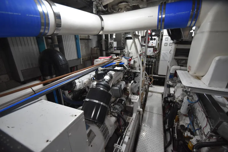 4 Umbrellas Yacht Photos Pics 