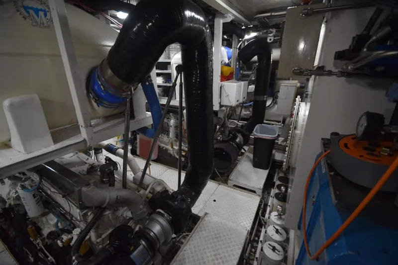 4 Umbrellas Yacht Photos Pics 