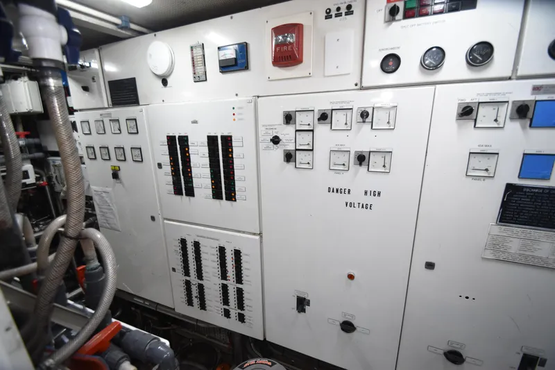 4 Umbrellas Yacht Photos Pics 