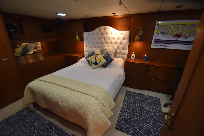 4 Umbrellas Yacht Photos Pics 