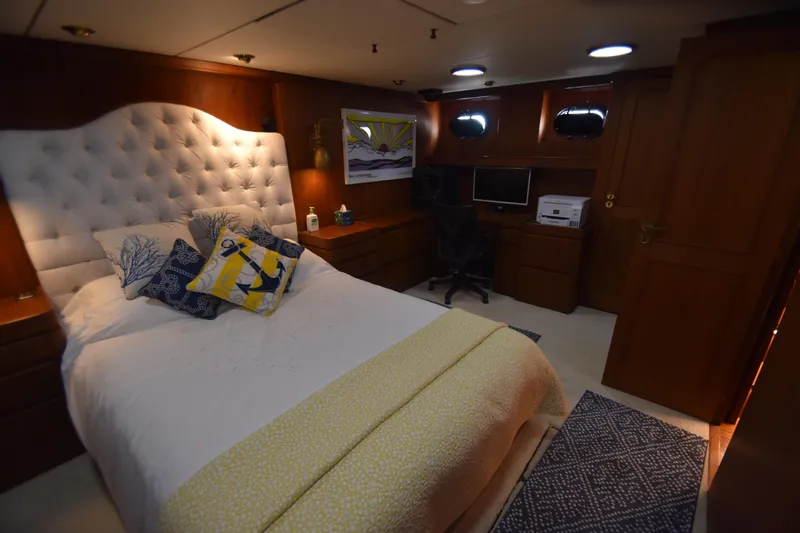 4 Umbrellas Yacht Photos Pics 