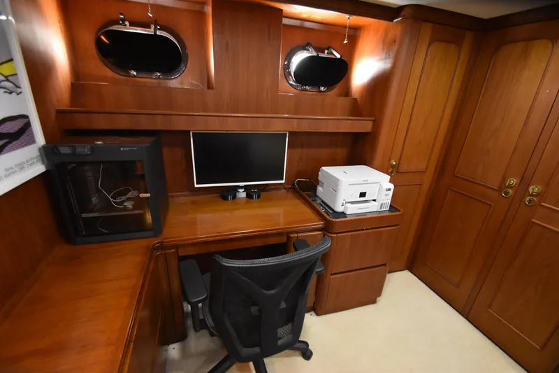 4 Umbrellas Yacht Photos Pics 