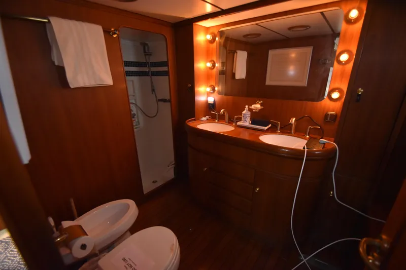 4 Umbrellas Yacht Photos Pics 