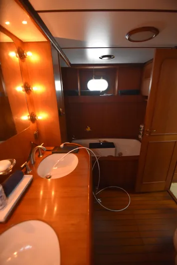 4 Umbrellas Yacht Photos Pics 