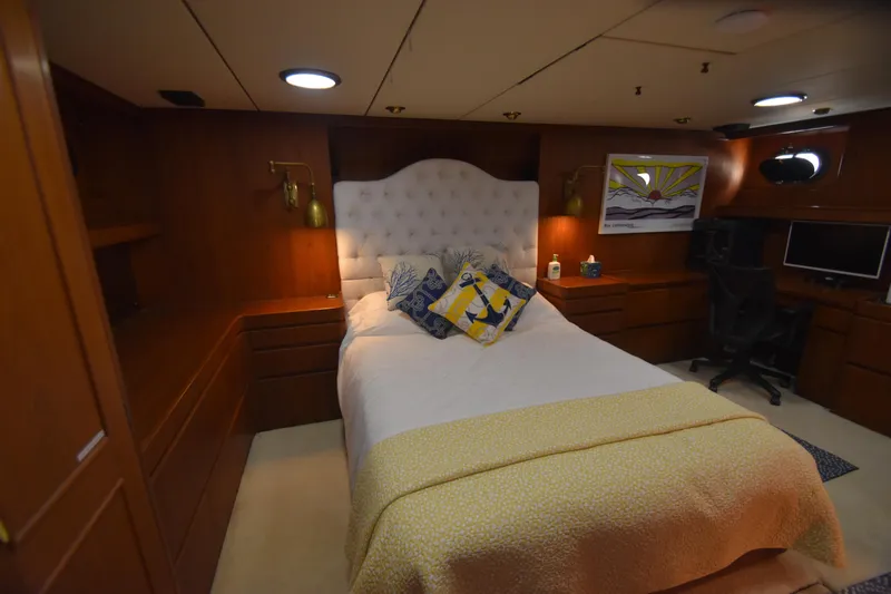 4 Umbrellas Yacht Photos Pics 