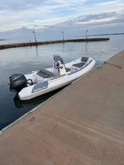 4 Umbrellas Yacht Photos Pics 