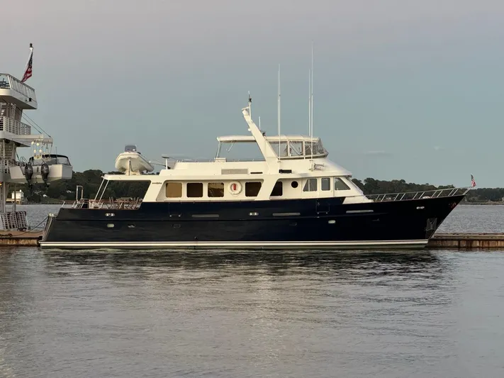 4 Umbrellas Yacht Photos Pics 