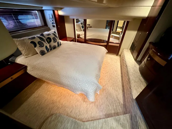 Club Life Yacht Photos Pics Luxurious bedroom interior of 2008 Sea Ray 58 Sedan Bridge yacht.