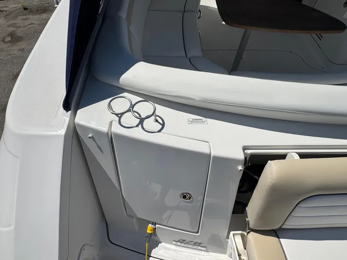  Yacht Photos Pics 2010 Sea Ray 370 Sundancer boat interior with seating and cup holders.