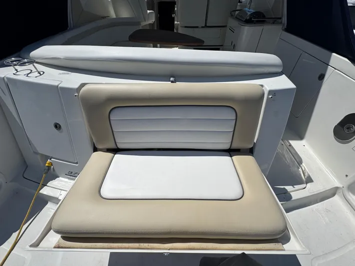  Yacht Photos Pics 2010 Sea Ray 370 Sundancer boat interior with cushioned seating and table.
