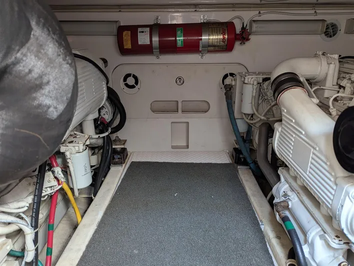 Joanna Yacht Photos Pics Tiara 3900 Conv. engine room
