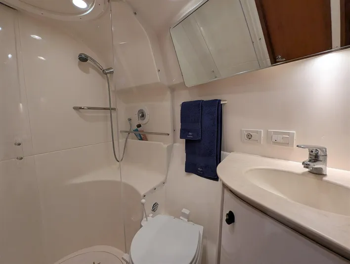 Joanna Yacht Photos Pics Tiara 3900 Conv. bathroom