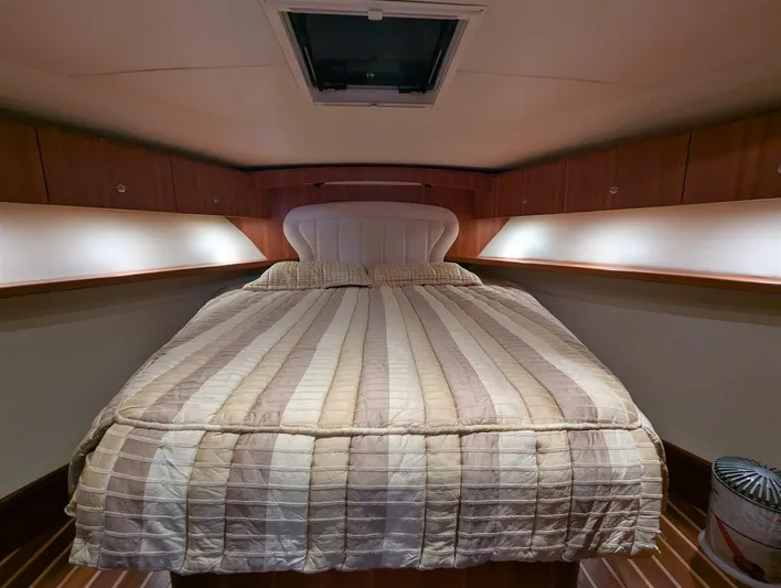 Joanna Yacht Photos Pics Tiara 3900 Conv. master cabin