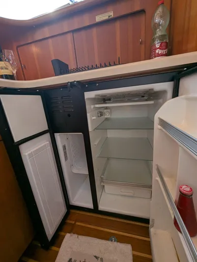 Joanna Yacht Photos Pics Tiara 3900 Conv. Galley fridge