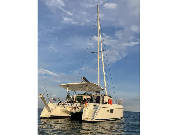 Kirlana Yacht Photos Pics 2006 Lagoon 420 catamaran sailing on calm sea under a clear blue sky.