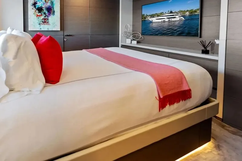 Tito El Patron Yacht Photos Pics TITO EL PATRON 121'6"/37.Custom Line Navetta 37  Guest Stateroom