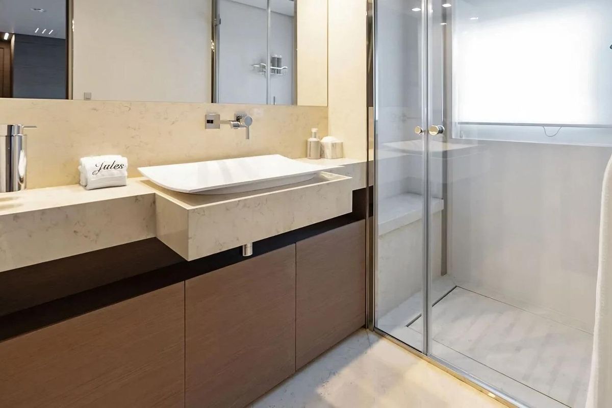 2022 Custom Line 121 