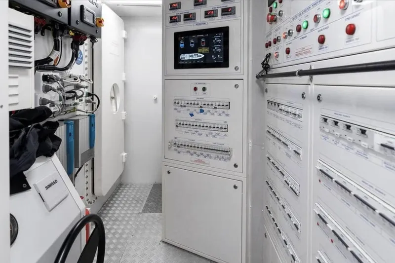 Tito El Patron Yacht Photos Pics TITO EL PATRON 121'6"/37.Custom Line Navetta 37  Control Room