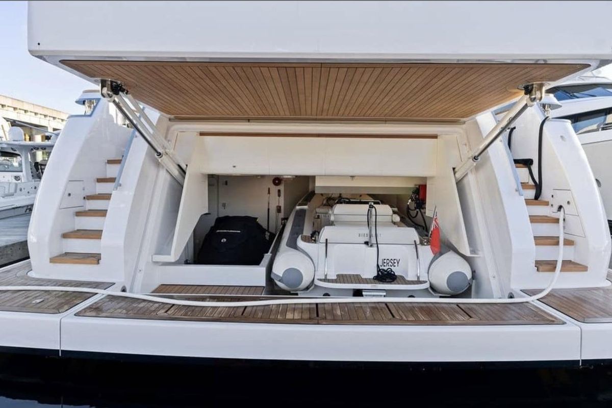 2022 Custom Line 121 