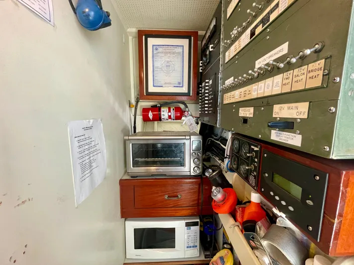 Huck Fin Yacht Photos Pics 