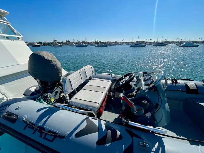 Huck Fin Yacht Photos Pics 