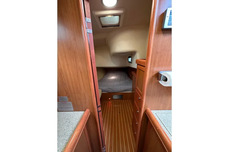 Dasananas Yacht Photos Pics 2008 Hunter 49 yacht interior cabin with wooden finish and cozy sleeping area.