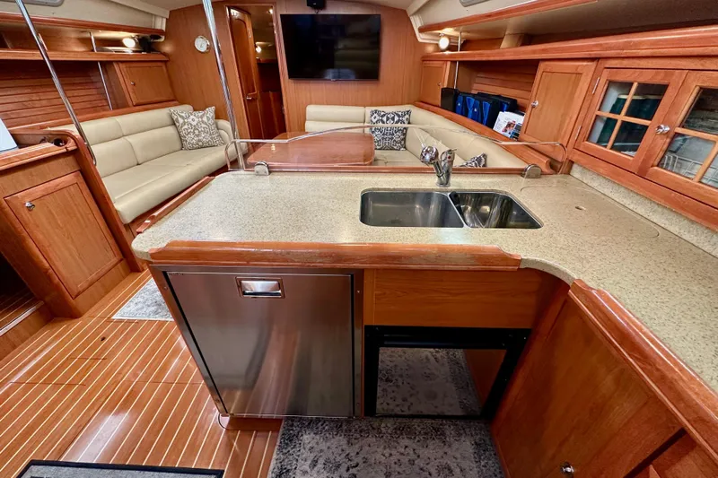 Dasananas Yacht Photos Pics Luxurious 2008 Hunter 49 yacht interior with modern kitchen and cozy seating area.