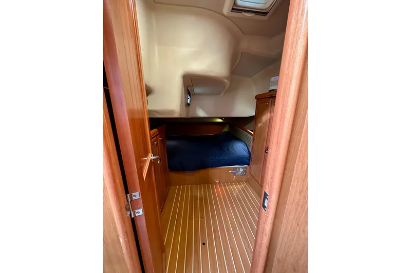 Dasananas Yacht Photos Pics Interior cabin of 2008 Hunter 49 yacht with wooden finish and cozy bed.