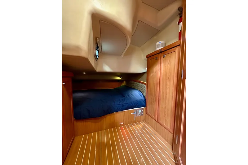 Dasananas Yacht Photos Pics 2008 Hunter 49 yacht cabin with wooden interior and cozy bed.